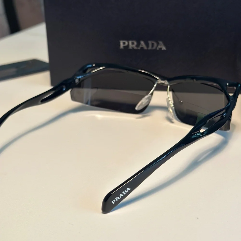 Prada sunglasses - Picture 5 of 10